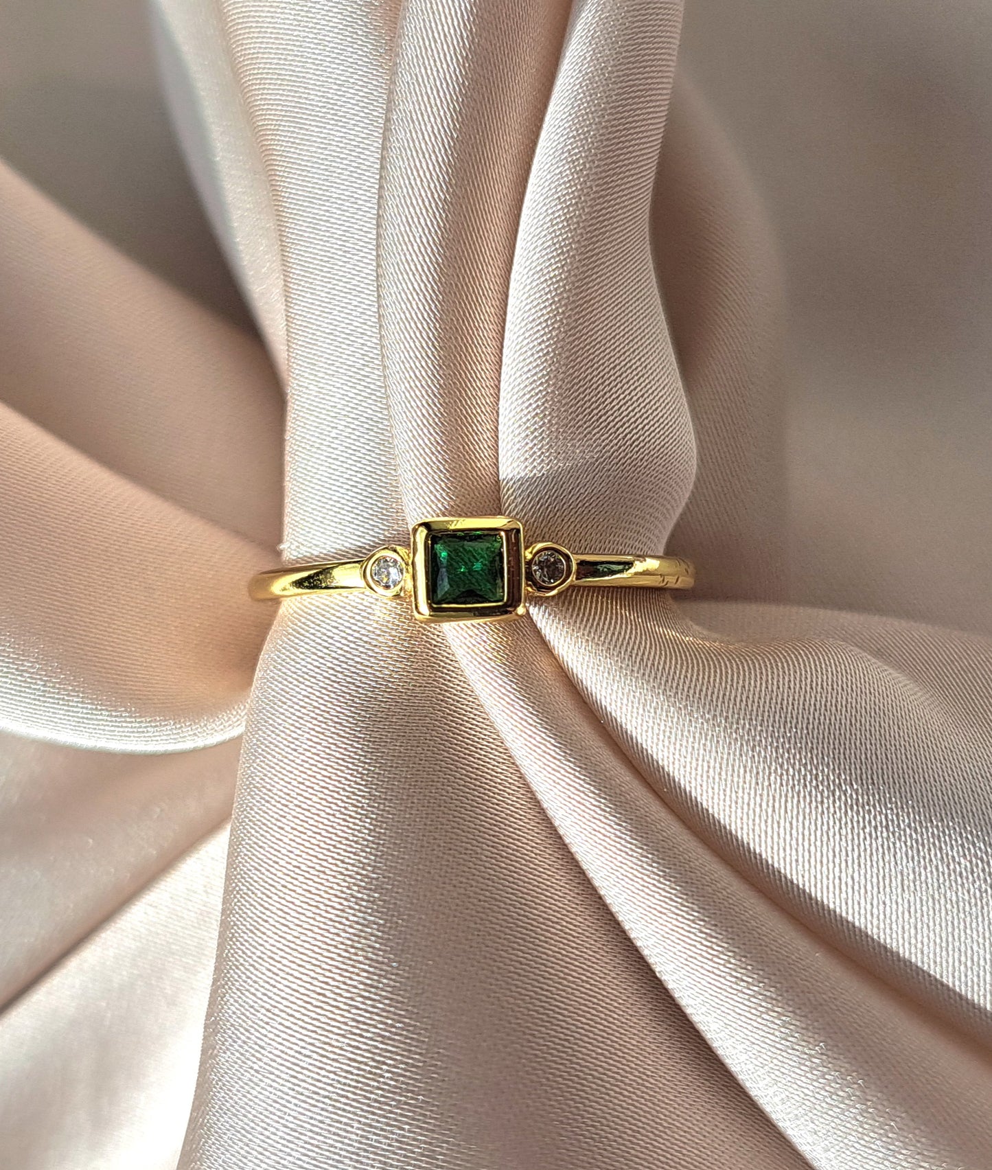 Minimalistisk Ring med Grønn Krystal